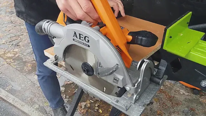 Работа бесщеточной дисковой пилы (Brushless Circular Saw working) AEG BKS 18BL
